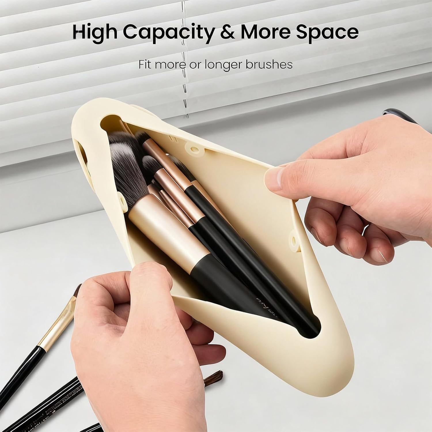 Magnetic Silicone Makeup Brush Holder – Portable Cosmetic Brush Organizer Case, Travel Makeup Tool Storage for Purse, Bag & Beauty Essentials (Apricot)